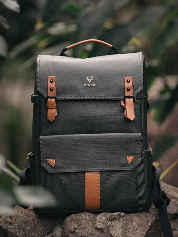 jakob-owens-BmH09wAkJa8-unsplash Ransel YogiKicks Trio Heritage - Hitam Abu Coklat
